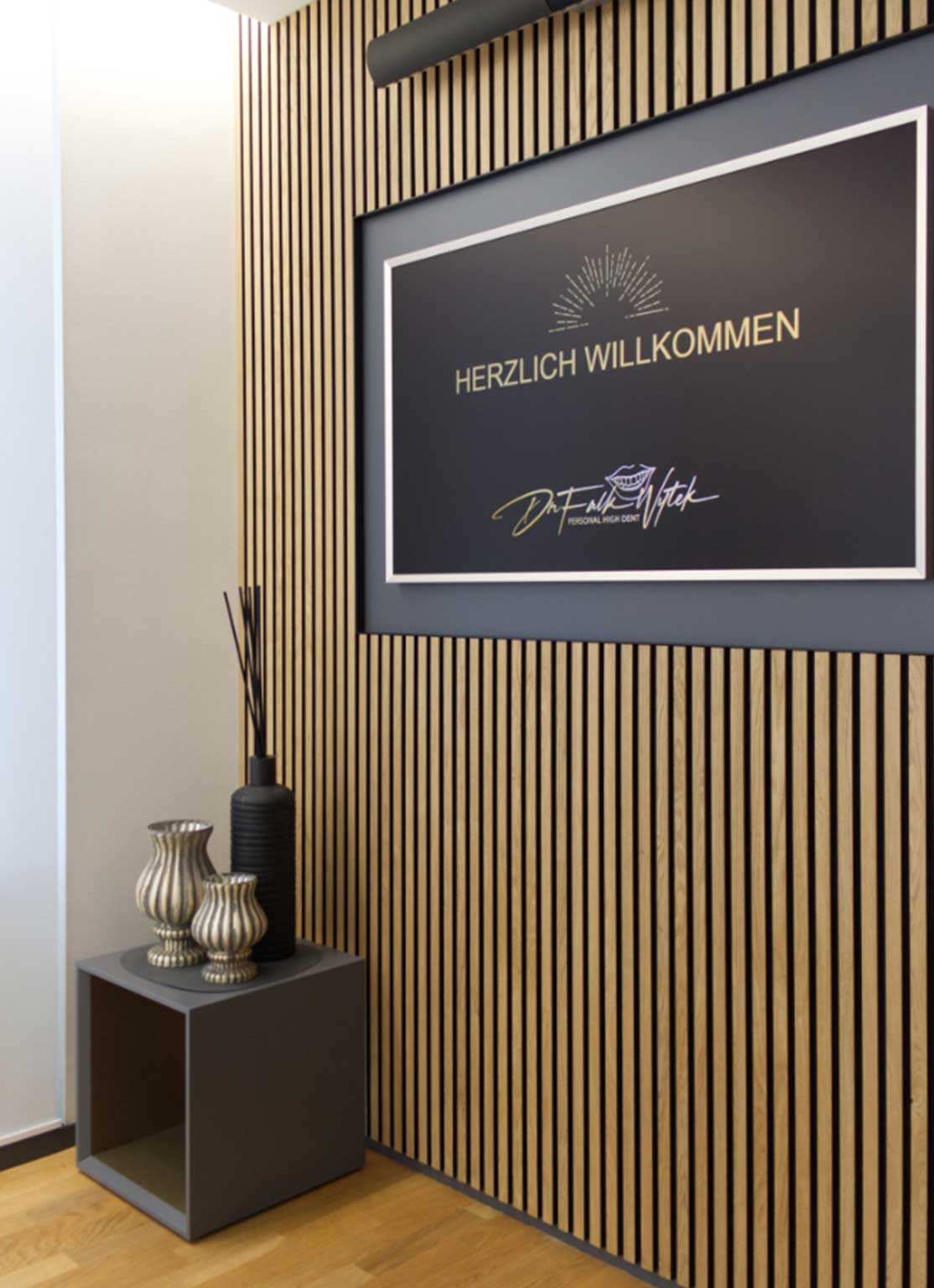 Bild einer Wand mit Willkommensdisplay